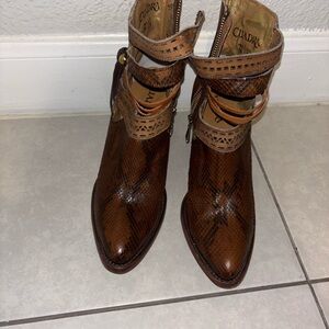 Cuadra Women's Snakeskin Pattern Ankle Booties